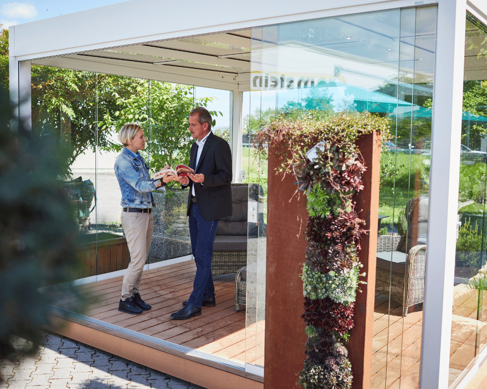 Nadja Grether im Gespräch mit Joachim Pfeiler Geschäftsführer der Vomstein GmbH, in der wunderschönen Außenausstellung in Lörrach.