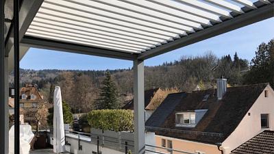 Penthouse Lamellendach mit kraftschlüssiger Befestigung an Brüstung, Geländer und am Terrassenboden des Penthouses