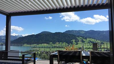 Terrassenüberdachung Biossun-180 auf Holzterrasse mit ZIP-Screens