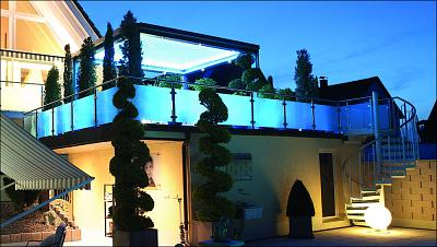 Pergola als Terrassenüberdachung auf Balkon mit Sonderbefestigung