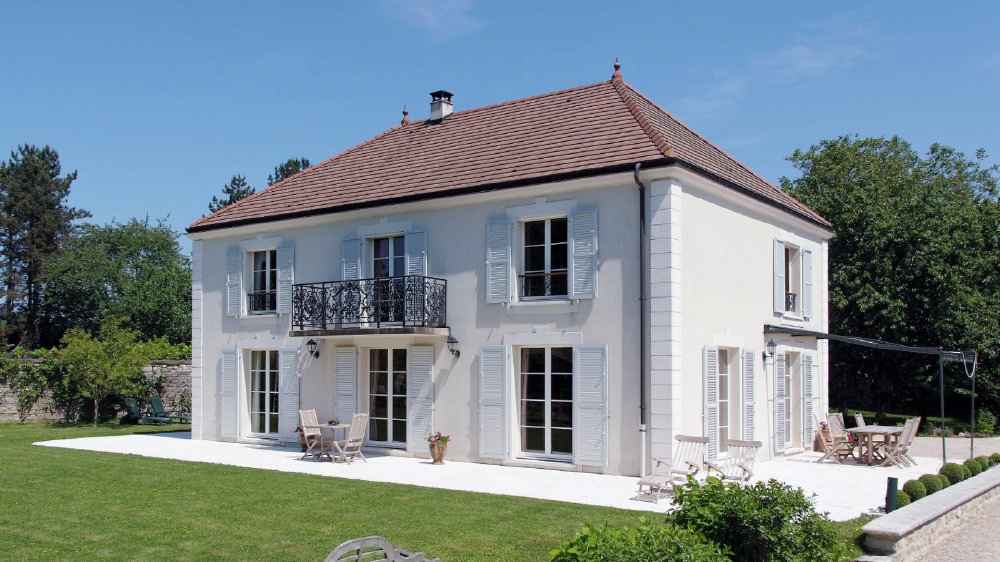 klappladen-fensterladen-alu-bewegliche-lamellen-klapplaeden-geoffnet-rueckfront-haus_4001 Klappladen mit feststehende Lamellen in Taupe für für Stuttgart, Stuttgart-Vaihingen, Stuttgart-West, Bad Cannstatt, Leonberg, Esslingen, Böblingen, Filderstadt, Leinfelden-Echterdingen